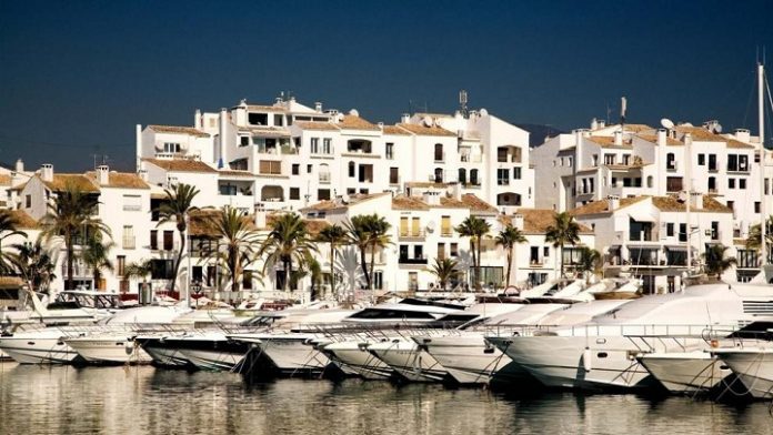 Khu vực quanh bến tàu Puerto Banus là địa bàn hoạt động của nạn trộm cắp, chúng thường nhắm tới những du khách nhà giàu đeo trang sức đắt tiền. Ảnh: Marbella Tourism.