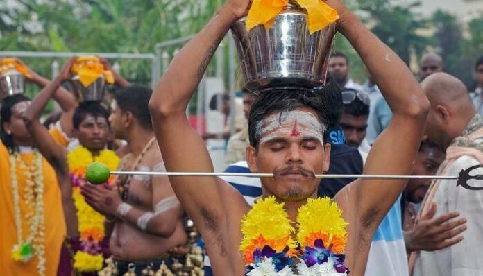 Tín đồ Hindu tỏ lòng thành kính trong lễ hội. Ảnh: Sindhu Pandey.