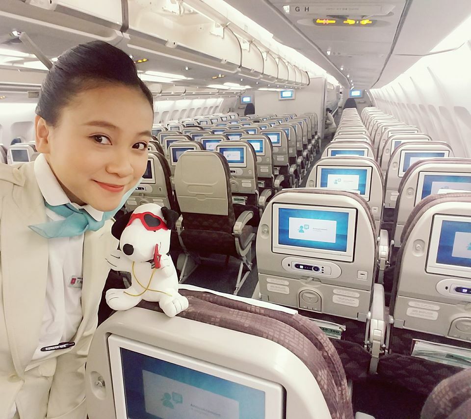 Phạm Hương là tiếp viên của một hãng hàng không quốc tế từ năm 2015. Hiện chưa rõ lịch trình bay cụ thể do diễn biến khó lường của Covid-19, cô sẽ tạm thời ở nhà để giữ sức khoẻ sau thời gian cách ly.  Ảnh: NVCC.