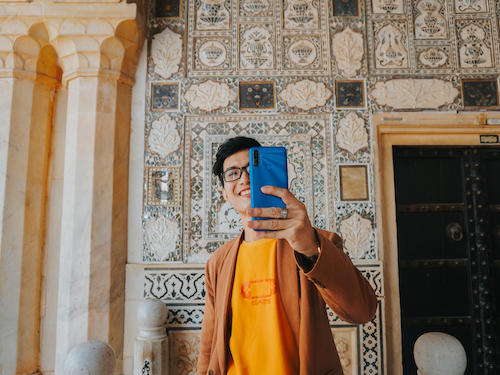 Khi không nhờ được người chụp ảnh cho mình, travel blogger tự ghi lại những khoảnh khắc kỷ niệm cùng chiếc điện thoại bất ly thân.