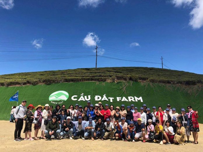 Đoàn khách Việt tham quan tour ở Cầu Đất Farm do TransViet tổ chức.