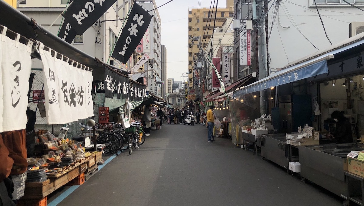 Con phố gần chợ Tsukiji vắng bóng du khách giữa Covid-19. Ảnh: CNN.