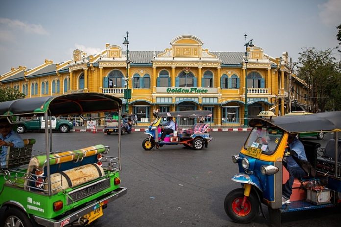 Lái xe trong những chiếc tuk tuk trống không tìm khách ở Bangkok. Du lịch rất quan trọng đối với Thái Lan khi chi tiêu của du khách nước ngoài lên tới 61 tỷ USD vào năm ngoái, tương đương 11% GDP. Gần 11 triệu khách du lịch Trung Quốc đã chi khoảng 17,2 tỷ USD vào năm ngoái. Ảnh: Lauren DeCicca/New York Times.