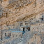 Ngôi làng 500 tuổi cheo leo vách núi Cách duy nhất để đến ngôi làng là đi bộ hoặc sử dụng la và xe địa hình. Ảnh: Ibrahim Shehab.