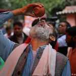 ‘Làm phép’ diệt nCoV Uống nước tiểu bò diệt nCoV