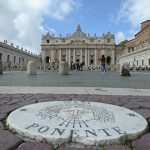 Vatican đóng cửa nhiều điểm tham quan Quảng trường Thánh Peter vắng vẻ trong ngày 6/3. Ảnh: AFP.