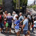 Đổ xô gia hạn visa vì nCoV Người nước ngoài xếp hàng ngoài văn phòng quản lý xuất nhập cảnh ở Bali giữa Covid-19. Ảnh: Johannes P. Christo/Reuters.