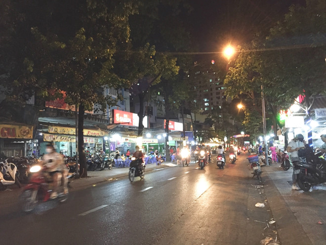 Nhiều ca nhiễm Covid-19 phát hiện: Phố ẩm thực Sài Gòn vắng ngắt giảm 70% khách - ảnh 1