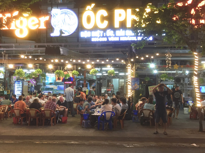 Nhiều ca nhiễm Covid-19 phát hiện: Phố ẩm thực Sài Gòn vắng ngắt giảm 70% khách - ảnh 2