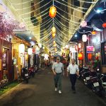 ‘Little Japan’ ở Sài Gòn Con hẻm 8A Thái Văn Lung trong khu phố Nhật giăng đèn rực rỡ thu hút sự chú ý của du khách ngay từ ngoài đường lớn. Ảnh: Tâm Linh.