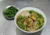 Canh bún hai miền Tô canh bún kiểu Bắc giản đơn, chỉ gồm riêu cua, chả cùng rau rút và rau muống. Ảnh: Tâm Linh.