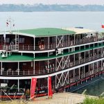 Bên trong du thuyền trên sông có ca Covid-19 Chiếc du thuyền chở khách nhiễm Covid-19 mang tên RV Bassac Pandaw, xuất phát từ Tiền Giang trong hành trình Viking Mekong kéo dài tám ngày từ 4/3 đến thủ đô Phnom Penh (Campuchia), hiện đang neo đậu cách ly tại bến cảng tỉnh Kampong Cham (Campuchia). Ảnh: Cửu Long.