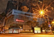 Đêm Sài Gòn đẹp lạ lùng trước ngày cuối cùng trong lệnh cách ly xã hội Sài Gòn về đêm đẹp lung và thưa vắng người. /// Thanh Cường