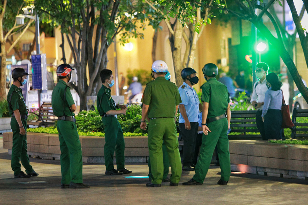 Đêm Sài Gòn đẹp lạ lùng trước ngày cuối cùng trong lệnh cách ly xã hội - ảnh 14
