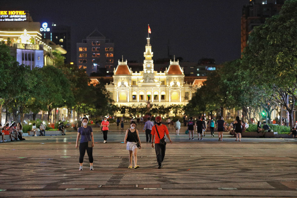 Đêm Sài Gòn đẹp lạ lùng trước ngày cuối cùng trong lệnh cách ly xã hội - ảnh 9