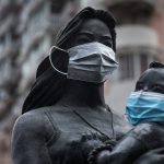 Đeo khẩu trang cho các bức tượng nổi tiếng trên khắp thế giới Deo khau trang cho cac buc tuong noi tieng tren khap the gioi hinh anh 1 1.jpg