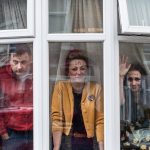 Những nụ cười phía sau ô cửa tự cách ly ở Anh Nhung nu cuoi phia sau o cua tu cach ly o Anh hinh anh 1 1.jpg