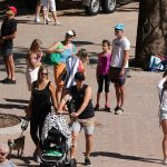 Đổ xô ra biển bất chấp Covid-19 Hàng trăm người khác đang dắt chó đi dạo, đẩy nôi cho con, uống cà phê và trò chuyện sôi nổi dọc theo lối đi bộ, nối bãi biển Manly và Shelley gần đó. Ảnh: Matrix Pictures.