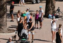 Đổ xô ra biển bất chấp Covid-19 Hàng trăm người khác đang dắt chó đi dạo, đẩy nôi cho con, uống cà phê và trò chuyện sôi nổi dọc theo lối đi bộ, nối bãi biển Manly và Shelley gần đó. Ảnh: Matrix Pictures.