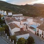 Thị trấn tự cách ly với thế giới Thị trấn Zahara de la Sierra nằm trên một ngọn đồi, thuộc tỉnh Cádiz. Ảnh: CNN.