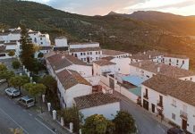 Thị trấn tự cách ly với thế giới Thị trấn Zahara de la Sierra nằm trên một ngọn đồi, thuộc tỉnh Cádiz. Ảnh: CNN.