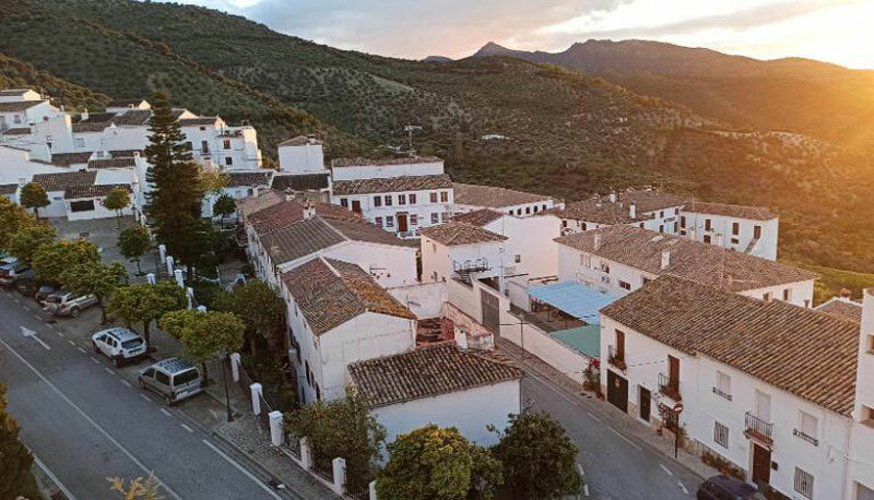 Thị trấn Zahara de la Sierra nằm trên một ngọn đồi, thuộc tỉnh Cádiz. Ảnh: CNN.