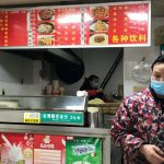 Quán mì mở lại ở Vũ Hán Hai vợ chồng chủ quán mỳ đang chuẩn bị đồ để khách mua về tại Vũ Hán ngày 31/3. Ảnh: Time.