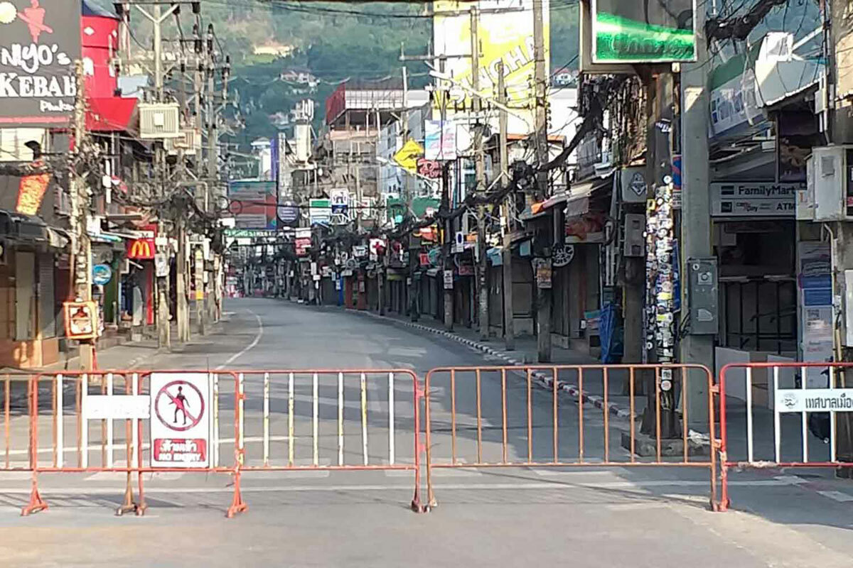 Rào chắn được dựng lên chặn lối vào Soi Bangla ở khu vực đông khách du lịch Patong, Phuket. Ảnh: Achadtaya Chuenniran/Bangkok post.