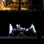 Hãng du thuyền cầu xin được cập cảng Bệnh nhiên nhiễm nCoV đang được chuyển từ tàu du lịch Ruby Princess đến xe cứu thương đang đợi tại Foreshore Road Boat Ramp ở Botany. Ảnh: News Corp Australia.