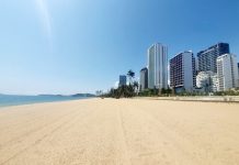 Biển Nha Trang không một bóng người khi công bố dịch Covid-19 cả nước Biển Nha Trang sáng 1.4 không một bóng người /// Ảnh: Nguyễn Chung