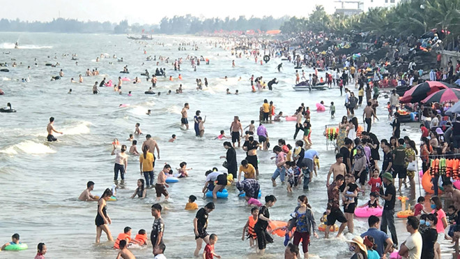 Chiều 30.4, bãi biển Sầm Sơn bất ngờ đông nghẹt du khách - ảnh 9