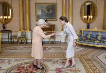 Choáng ngợp trước những căn phòng lộng lẫy trong Cung điện Hoàng gia Anh Choáng ngợp trước những căn phòng lộng lẫy trong Cung điện Hoàng gia Anh - Ảnh 1.