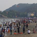 Chiều 30.4, bãi biển Sầm Sơn bất ngờ đông nghẹt du khách Chiều 30.4, hàng vạn du khách đổ về Sầm Sơn tắm biển /// ẢNH MINH HẢI