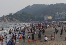 Chiều 30.4, bãi biển Sầm Sơn bất ngờ đông nghẹt du khách Chiều 30.4, hàng vạn du khách đổ về Sầm Sơn tắm biển /// ẢNH MINH HẢI