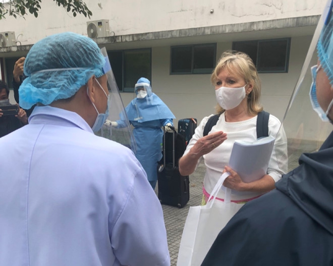Hai du khách Anh nhiễm Covid-19 xuất viện ở Huế: Rất biết ơn các bác sĩ! - ảnh 1