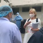 Du khách Anh chữa khỏi Covid-19 về nước: Ngưỡng mộ Việt Nam Nữ du khách Anh Jayne Orviss sau khi được chữa khỏi bệnh đã về lại Anh và viết thư sang cho bác sĩ Việt Nam. /// Ảnh C.H