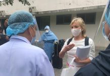 Du khách Anh chữa khỏi Covid-19 về nước: Ngưỡng mộ Việt Nam Nữ du khách Anh Jayne Orviss sau khi được chữa khỏi bệnh đã về lại Anh và viết thư sang cho bác sĩ Việt Nam. /// Ảnh C.H