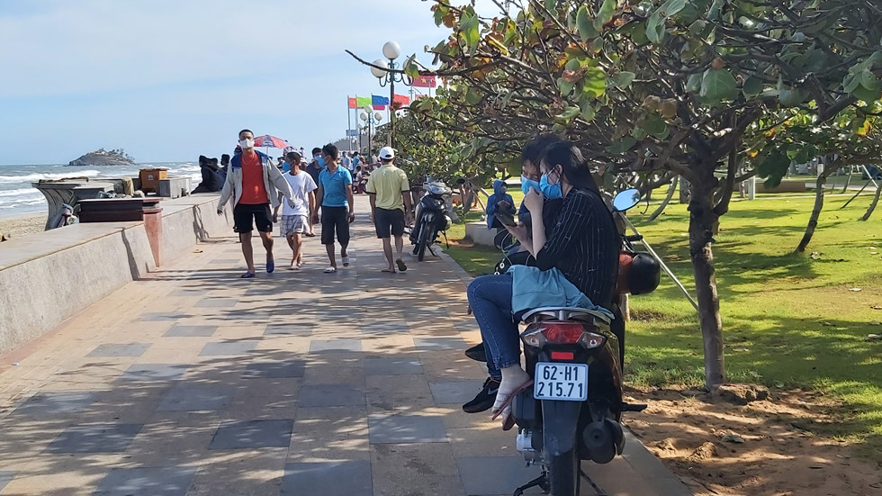 Chơi lễ 30.4 ở Vũng Tàu, cả ngàn du khách du khách chỉ 'ngắm biển' - ảnh 3