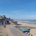 Chơi lễ 30.4 ở Vũng Tàu, cả ngàn du khách du khách chỉ ‘ngắm biển’ Bãi biển Bãi Sau không có người xuống biển. /// Nguyễn Long