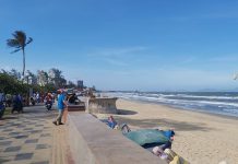 Chơi lễ 30.4 ở Vũng Tàu, cả ngàn du khách du khách chỉ ‘ngắm biển’ Bãi biển Bãi Sau không có người xuống biển. /// Nguyễn Long