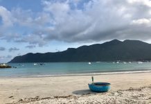 Côn Đảo thuộc nhóm nguy cơ thấp: Vẫn không đón du khách từ đất liền Bờ biển vắng hoe trong dịp Côn Đảo cách ly với đất liền. /// Val Thanh