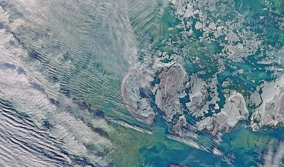 Trai Dat muon hinh van trang nhin tu tram khong gian hinh anh 21 26767542_8181215_The_North_Caspian_Sea_is_pictured_in_this_image_from_April_2016_a_112_1585925355601_1_.jpg