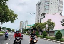 Bị nhắc nhở không mang khẩu trang, du khách nước ngoài phản ứng mất lịch sự Được người đi đường nhắc nhở vì không mang khẩu trang, du khách nước ngoài đã phản ứng mất lịch sự. /// T.P