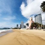 Nha Trang vẫn cấm tắm biển, lễ 30.4 vắng vẻ khác hẳn mọi năm Biển Nha Trang sáng 30.4 vắng hoe khách du lịch. /// Ảnh: Nguyễn Chung