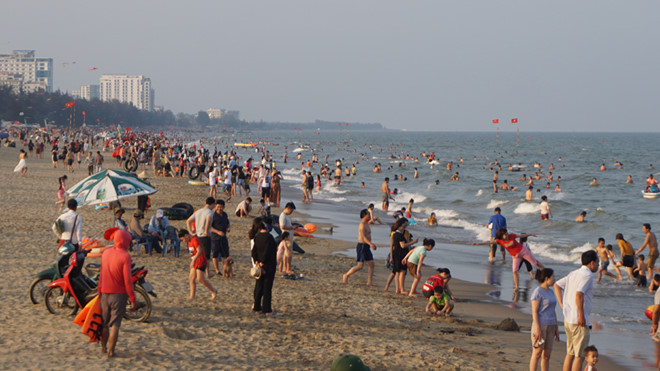 Chiều 30.4, bãi biển Sầm Sơn bất ngờ đông nghẹt du khách - ảnh 2