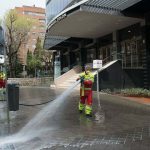 ‘Sóng thần’ nCoV nhấn chìm du lịch thế giới Kể từ khi dịch bệnh tấn công châu Âu, nhiều điểm đến nổi tiếng từ Venice đến Rome (Italy), Paris (Pháp) cho tới Berlin (Đức) trở nên hoang vắng. Trong ảnh, nhân viên môi trường tẩy rửa trước khách sạn Colon ở Madrid, Tây Ban Nha vào cuối tháng 3. Ảnh: Rex/Shutterstock.