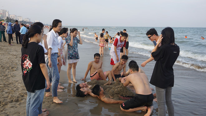 Chiều 30.4, bãi biển Sầm Sơn bất ngờ đông nghẹt du khách - ảnh 4