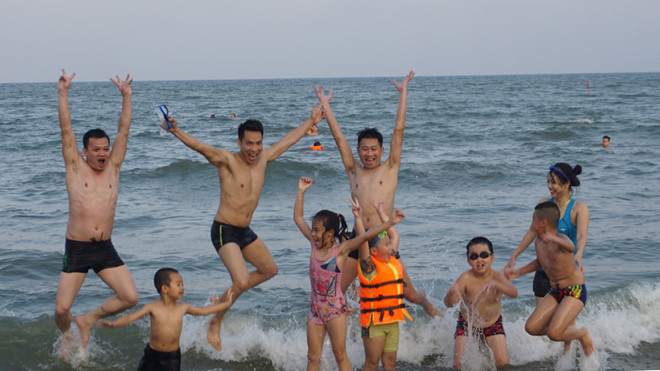Chiều 30.4, bãi biển Sầm Sơn bất ngờ đông nghẹt du khách - ảnh 3