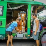 Cảnh đời éo le của khách mắc kẹt Cặp đôi người Đức đang kẹt ở Kuching, Malaysia, và phải sống nhờ vào lòng tốt của người dân những khi cần nước sinh hoạt. Ảnh: Zulazhar Sheblee / The Star.