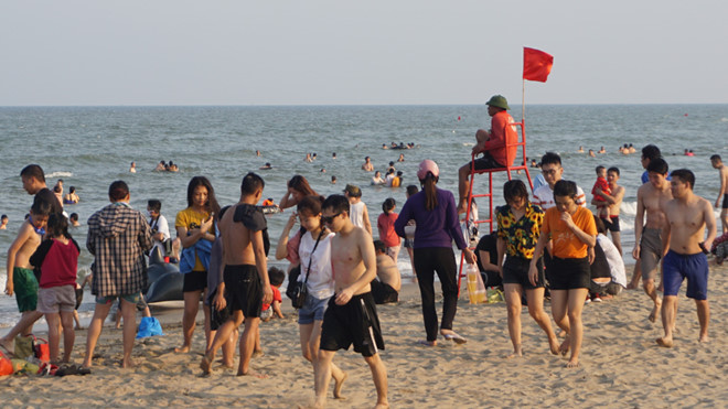 Chiều 30.4, bãi biển Sầm Sơn bất ngờ đông nghẹt du khách - ảnh 5